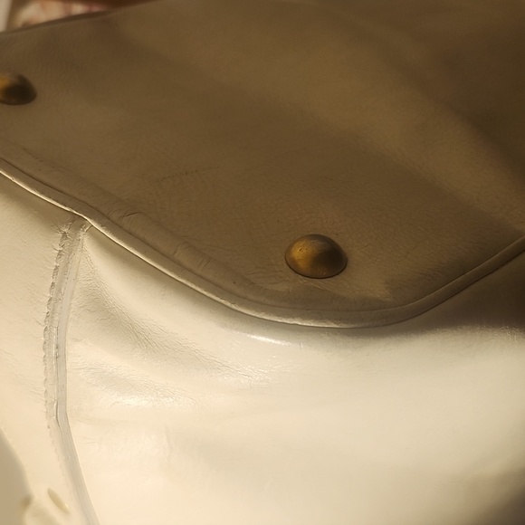 Yves Saint Laurent Off-White Shoulder Bag with Gold Accents - Picture 9 of 16